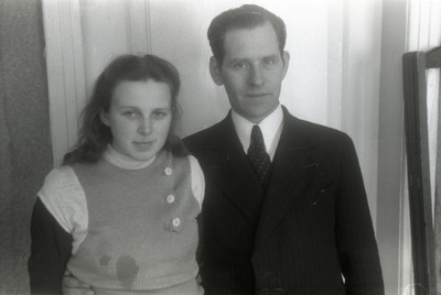 TRÜ orgaanilse keemia kateedri vanempreparaator (1945-52) Gustav Henno abikaasaga.  similar photo
