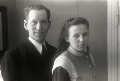 TRÜ orgaanilse keemia kateedri vanempreparaator (1945-52) Gustav Henno abikaasaga.  similar photo
