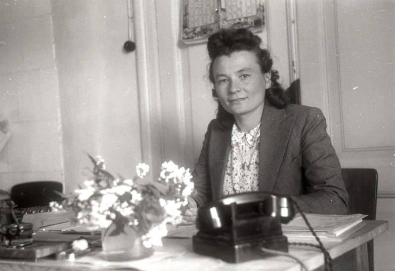 Naine kirjutuslaua taga (internaadis)