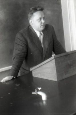 TRÜ farmatseutilise keemia kateedri vanemõppejõud (1945-46) August Siim loengut pidamas.  similar photo