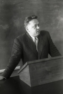 TRÜ farmatseutilise keemia kateedri vanemõppejõud (1945-46) August Siim loengut pidamas.  similar photo