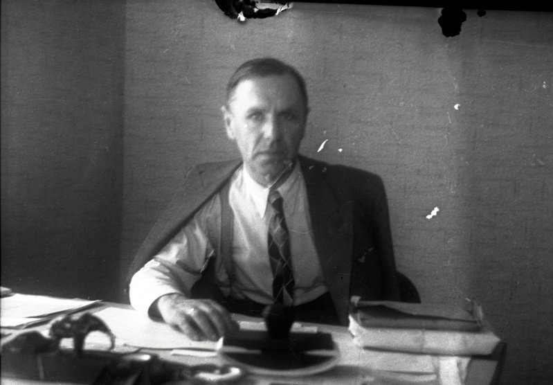 TRÜ ajaloo-keeleteaduskonna dekaan (1945-48) Richard Kleis kirjutuslaua taga