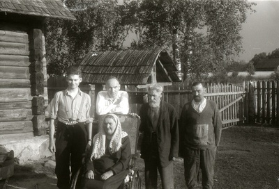 Kaldi poeg Taevo Kald, ema Emilie Kald, Elmar Kald, isa Daniel Kald ja ... (?)  similar photo