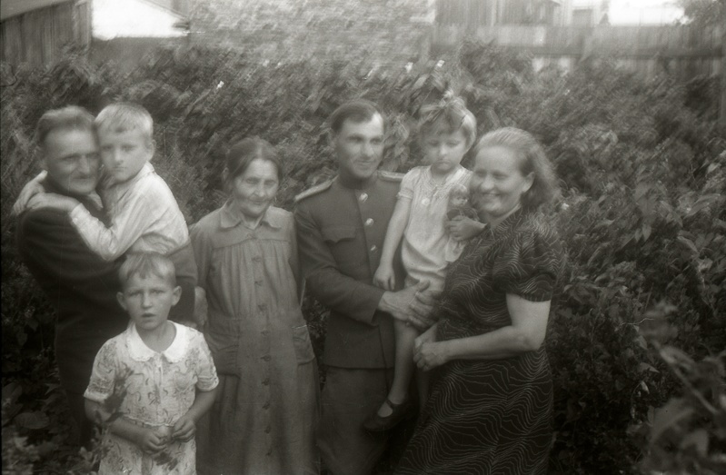 Kapten Lõhmus (keskel) perega