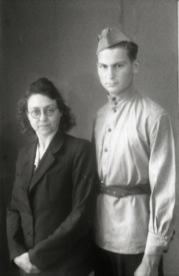 Elmar Kaldi abikaasa Ida Kald (sünd. Schvalbe) ja poeg Taevo Kald  similar photo