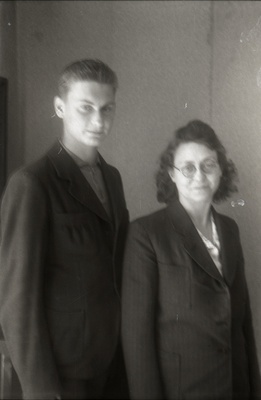 Elmar Kaldi abikaasa Ida Kald (sünd. Schvalbe) ja poeg Taevo Kald  similar photo