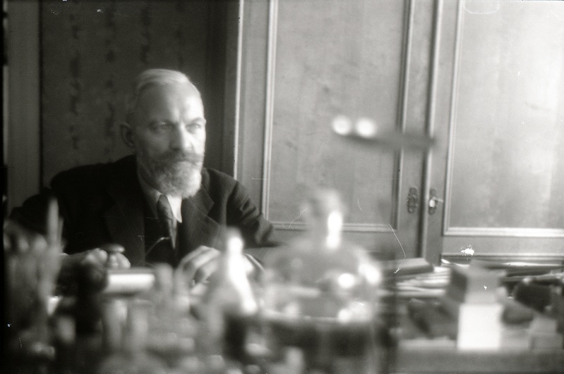 TRÜ histoloogia ja embrüoloogia kateedri juhataja (1944-55) prof Eduard-Gustav Aunap kirjutuslaua taga