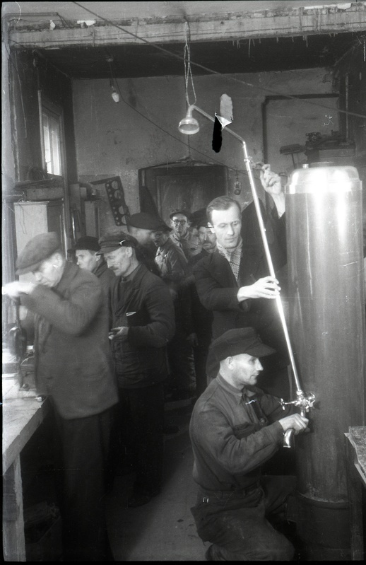 Ülikooli mehaanika tööstuse juhataja Pungar ja tööstustöölised