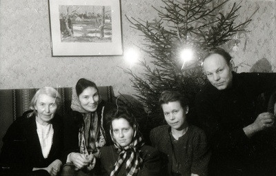 prof Konstantin Ramuli perekond. Abikaasa Olga Ramul (paremalt), tütar Valentina Varjun (jõulud)  similar photo