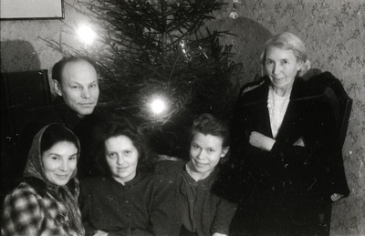 Prof Konstantin Ramuli perekond. Vasakul Olga Ramul, esireas paremal tütar Valentina Varjun (jõulud)  similar photo