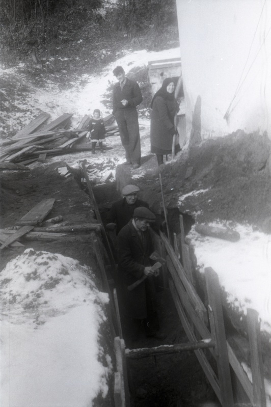 Inimesed kraavi kaevamas (taastamine)