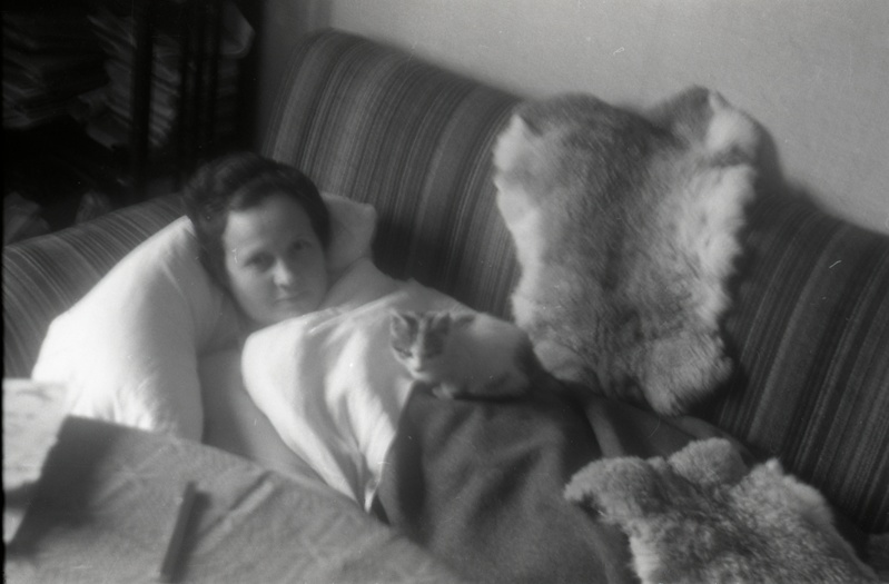 Naine diivanil lebamas kassipoeg süles (Kubjase pool)