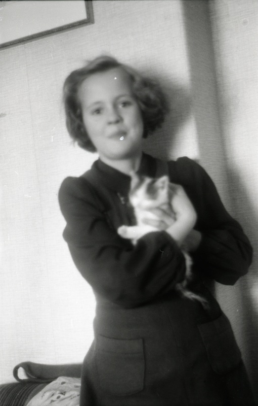 Tüdruk kassipoeg süles (Kubjase pool)