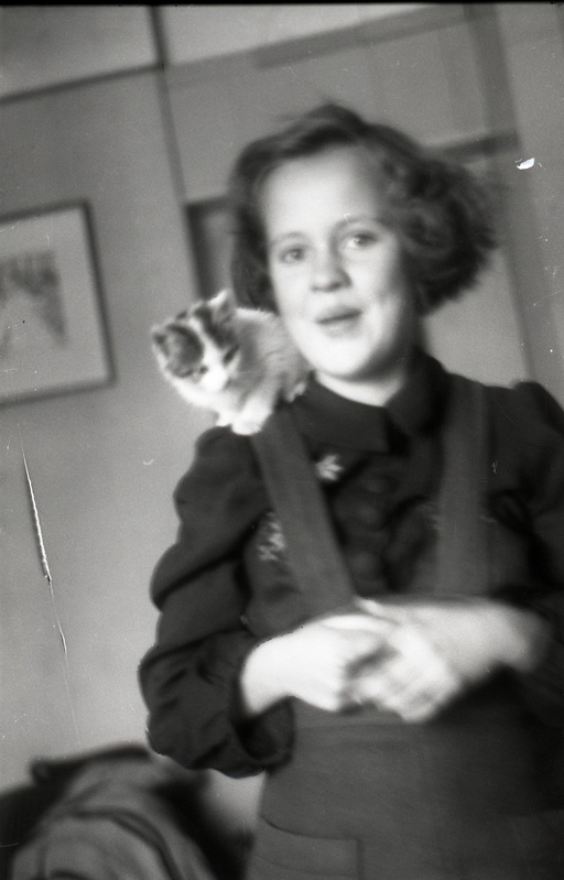 Tüdruk kassipoeg õlal (Kubjase pool)