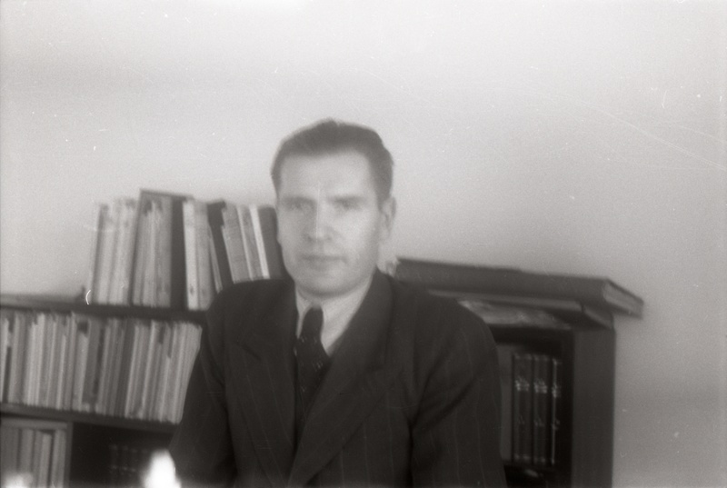 TRÜ psühhiaatria kateedri juhataja (1941–75), arstiteaduskonna prodekaan (1944–49)  Elmar Karu kirjutuslaua taga