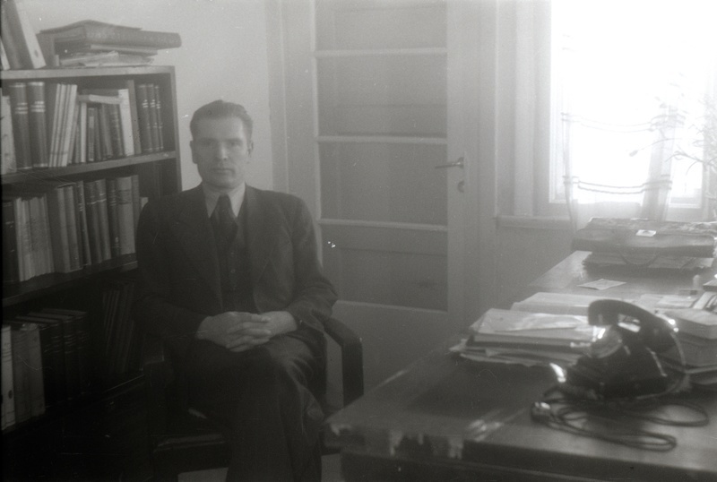 TRÜ psühhiaatria kateedri juhataja (1941–75), arstiteaduskonna prodekaan (1944–49)  Elmar Karu kirjutuslaua taga