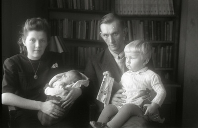 TRÜ teaduskonnasisehaiguste kateedri assistent (1944-50) Valve Saarma ja TRÜ vaimu- ja närvihaiguste kliiniku praktikant (1943-45) Jüri Saarma lastega  similar photo