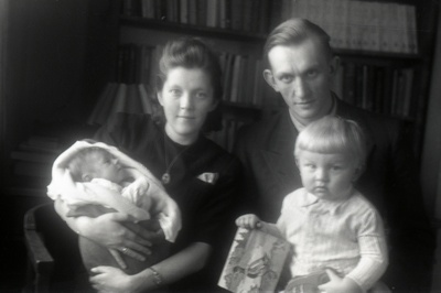 TRÜ teaduskonnasisehaiguste kateedri assistent (1944-50) Valve Saarma ja TRÜ vaimu- ja närvihaiguste kliiniku praktikant (1943-45) Jüri Saarma lastega  similar photo