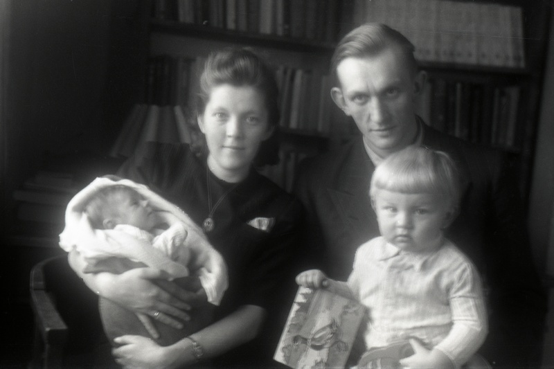 TRÜ teaduskonnasisehaiguste kateedri assistent (1944-50) Valve Saarma ja TRÜ vaimu- ja närvihaiguste kliiniku praktikant (1943-45) Jüri Saarma lastega