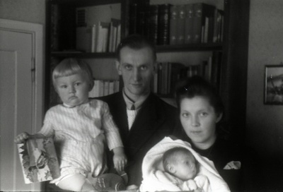 TRÜ teaduskonnasisehaiguste kateedri assistent (1944-50) Valve Saarma ja TRÜ vaimu- ja närvihaiguste kliiniku praktikant (1943-45) Jüri Saarma lastega  similar photo