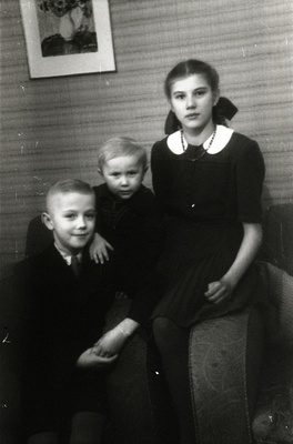 TRÜ füsioloogia ja biokeemia kateedri juhataja (1944-48) professor Elise Käer-Kingisepa jaTRÜ  farmokoloogia instituudi juhataja professor (1938-72) Georg Kingisepa poeg Henn-Peep Kingisepp (vasakult), poeg ja tütar  similar photo