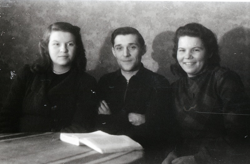 Kaks naist ja meest laua taga (Reinomägi keskel)