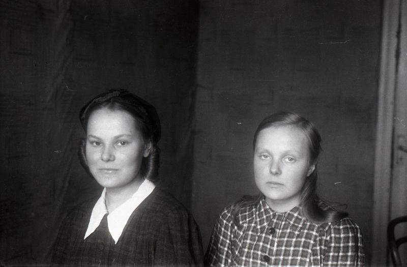 Kaks naist (Nõmmikul (Miita) - töölised (?)