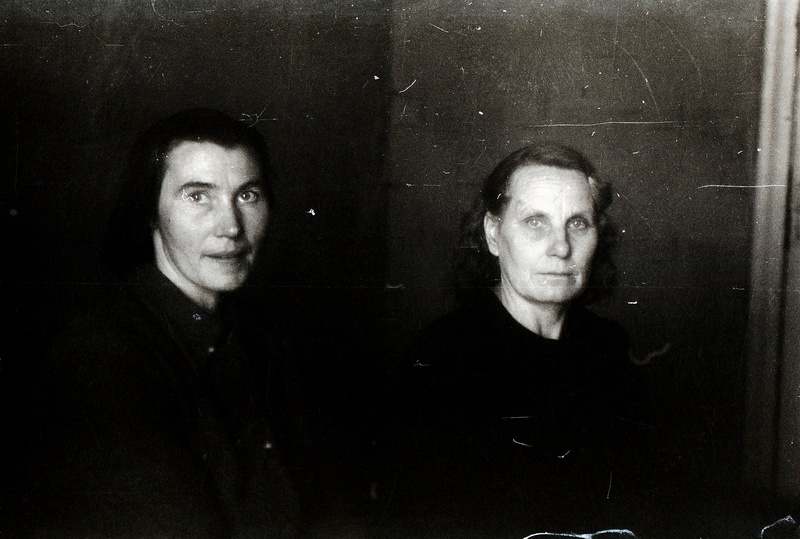 Kaks naist (Nõmmikul (Miita) - töölised (?)