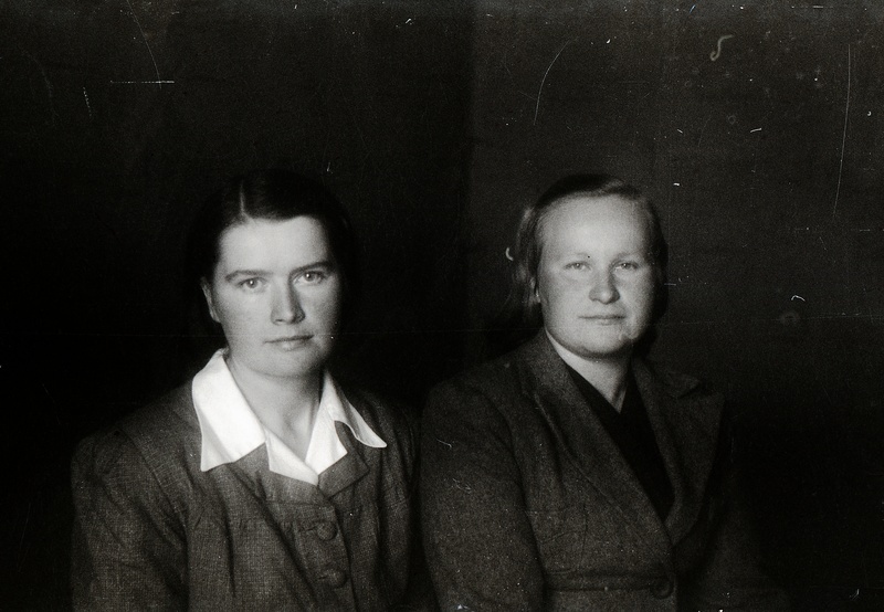 Kaks naist (Nõmmikul (Miita) - töölised (?)