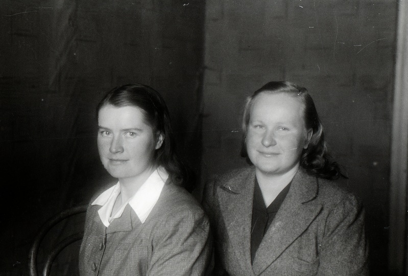 Kaks naist (Nõmmikul (Miita) - töölised (?)