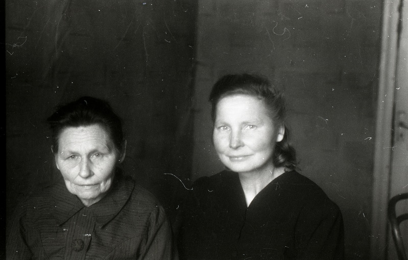 Kaks naist (Nõmmikul (Miita) - töölised (?)