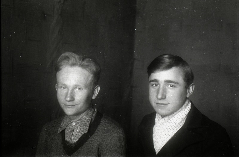 Kaks noormeest (Nõmmikul (Miita) - töölised (?)