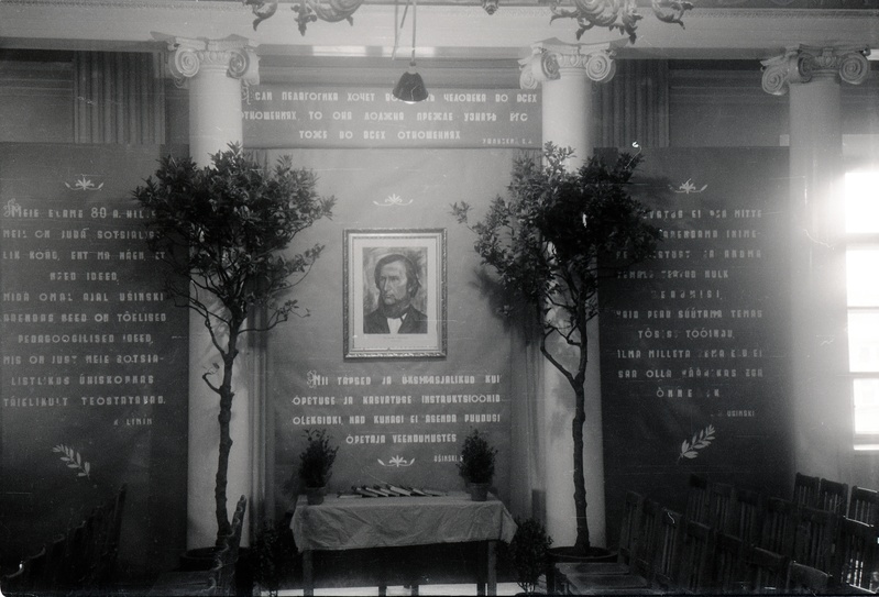 TRÜ aula kaunistused Konstantin Ušinski 75- a. surmapäeva tähistamise aktuseks
