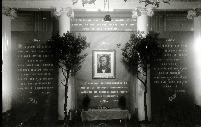TRÜ aula kaunistused Konstantin Ušinski 75- a. surmapäeva tähistamise aktuseks