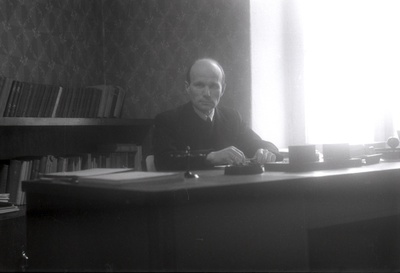 TRÜ õigusteaduskonna kriminaalõiguse ja protsessi kateedri juhataja (1944-65) prof Helmut Kadari kirjutuslaua taga.  similar photo