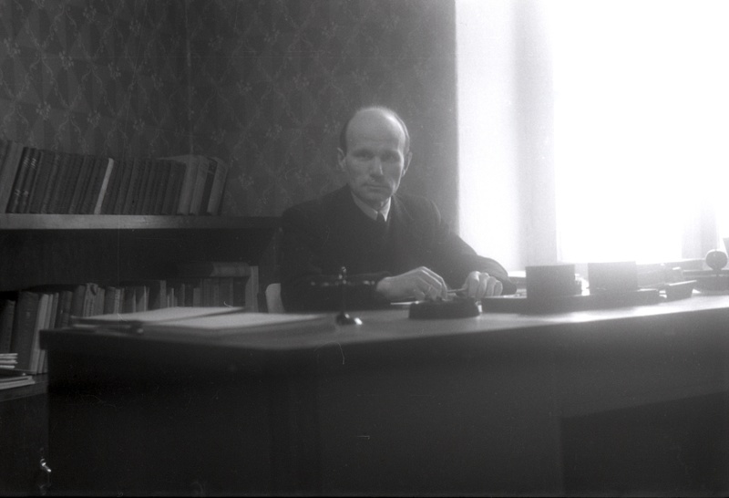 TRÜ õigusteaduskonna kriminaalõiguse ja protsessi kateedri juhataja (1944-65) prof Helmut Kadari kirjutuslaua taga.