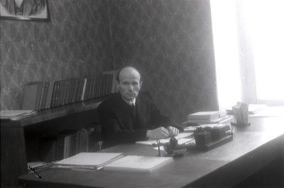 TRÜ õigusteaduskonna kriminaalõiguse ja protsessi kateedri juhataja (1944-65) prof Helmut Kadari kirjutuslaua taga.  similar photo