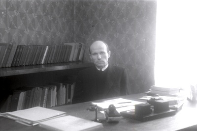 TRÜ õigusteaduskonna kriminaalõiguse ja protsessi kateedri juhataja (1944-65) prof Helmut Kadari kirjutuslaua taga.  similar photo