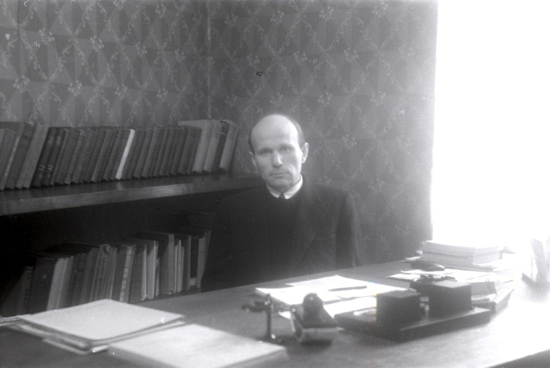 TRÜ õigusteaduskonna kriminaalõiguse ja protsessi kateedri juhataja (1944-65) prof Helmut Kadari kirjutuslaua taga.