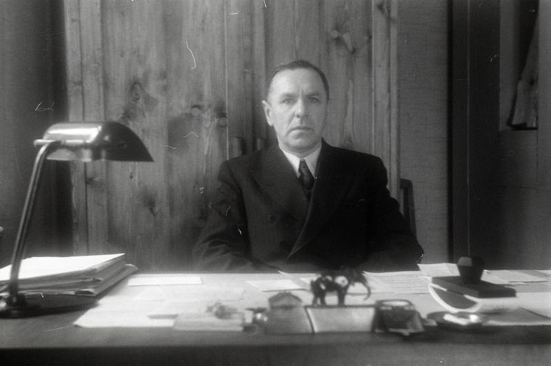 TRÜ ajaloo-keeleteaduskonna dekaan (1945-48) Richard Kleis kirjutuslaua taga