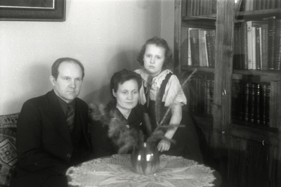 Eesti Karskusliidu juhatuse liige Eduard Kubjas (vasakul) ja tema pere (E. Kubjase 50. sünnipäeva puhul)  similar photo