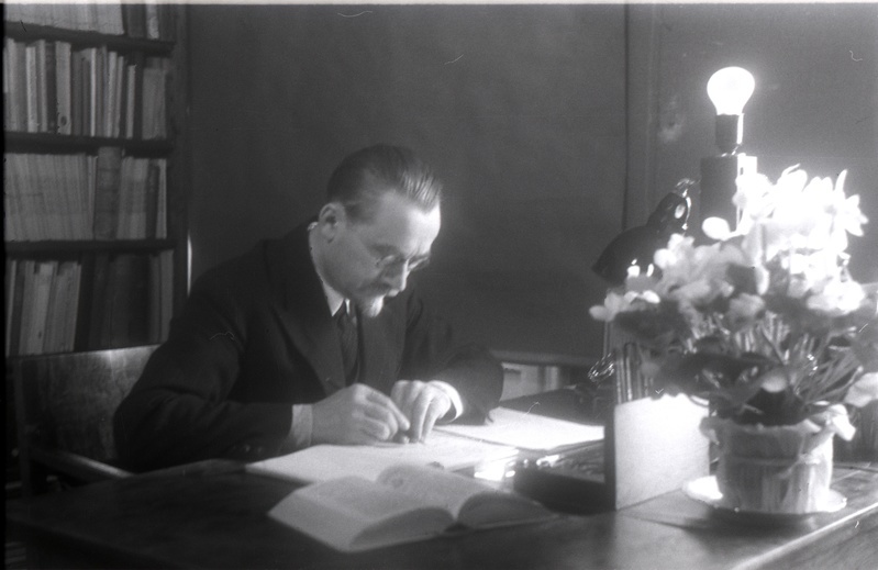 TÜ patoloogilise anatoomia kateedri juhataja (1930-62), arstiteaduskonna dekaan (1946-49) prof Albert Valdes kirjutuslaua taga