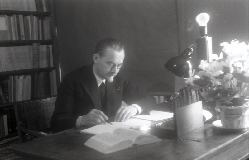 TÜ patoloogilise anatoomia kateedri juhataja (1930-62), arstiteaduskonna dekaan (1946-49) prof Albert Valdes kirjutuslaua taga