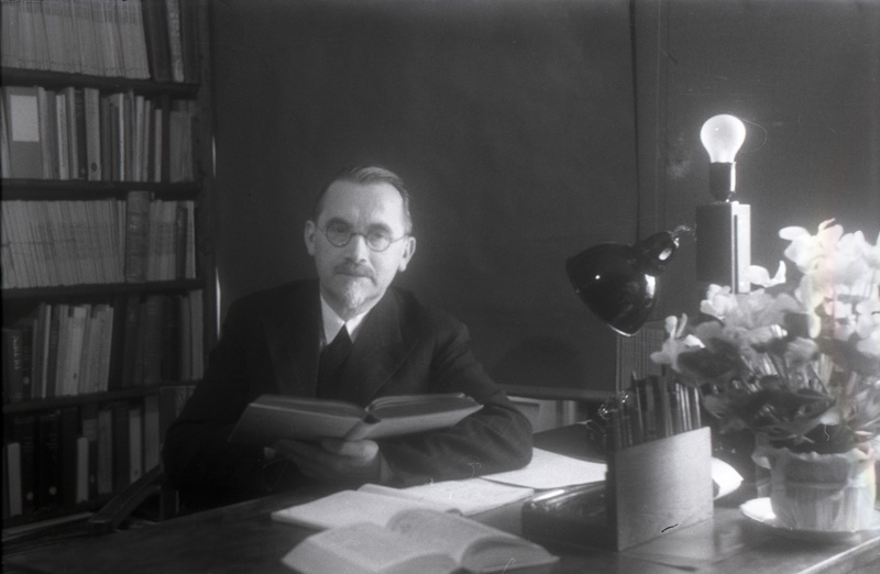 TÜ patoloogilise anatoomia kateedri juhataja (1930-62), arstiteaduskonna dekaan (1946-49) prof Albert Valdes kirjutuslaua taga