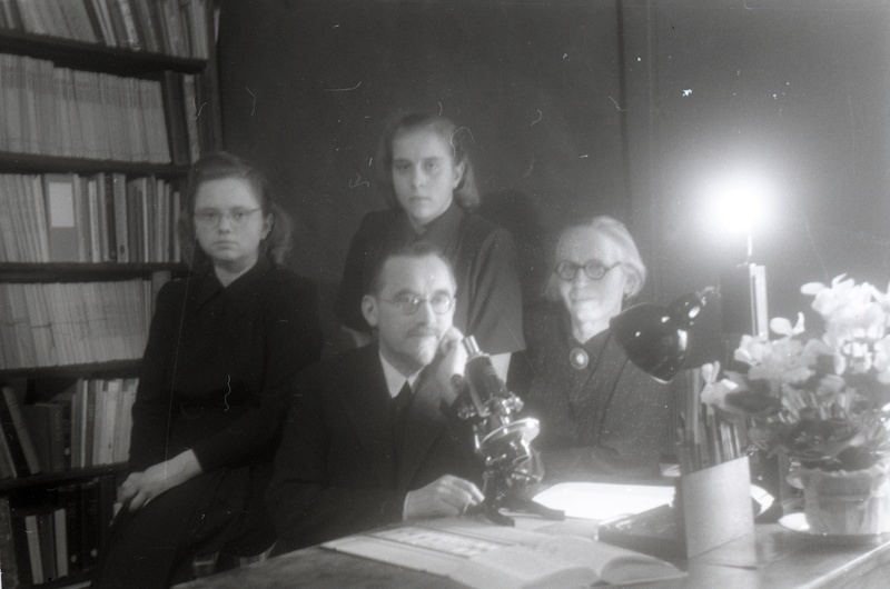 TÜ patoloogilise anatoomia kateedri juhataja (1930-62), arstiteaduskonna dekaan (1946-49) prof Albert Valdes ning tema naine ja tütred
