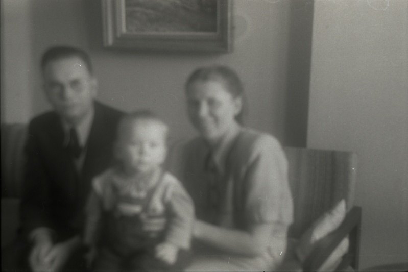 Kõrva-nina-kurguarst, TÜ õppejõud, otorinolarüngoloogia ja oftalmoloogia liitkateedri juhataja (1944-1975), kõrva-nina-kurguhaiguste kliiniku peaarst (1944-1951) prof Elmar Siirde koos abikaasa ja pojaga
