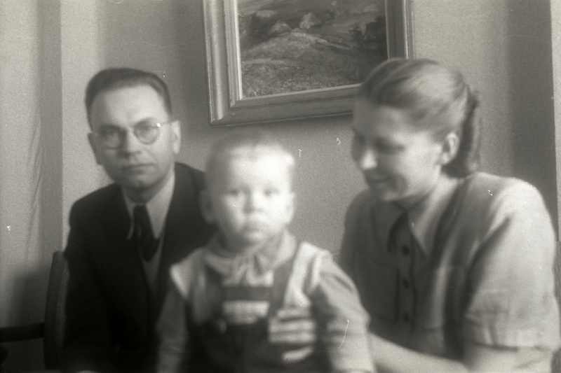 Kõrva-nina-kurguarst, TÜ õppejõud, otorinolarüngoloogia ja oftalmoloogia liitkateedri juhataja (1944-1975), kõrva-nina-kurguhaiguste kliiniku peaarst (1944-1951) prof Elmar Siirde koos abikaasa ja pojaga