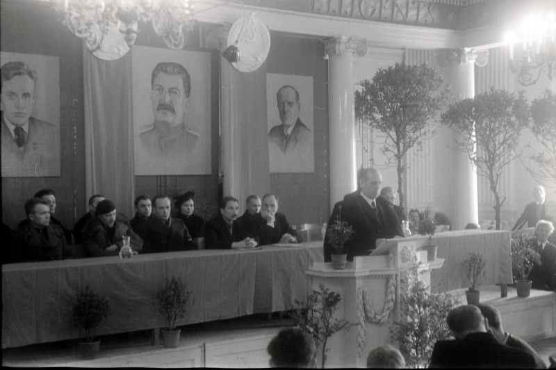 Rektor Alfred Koort kõnepuldis