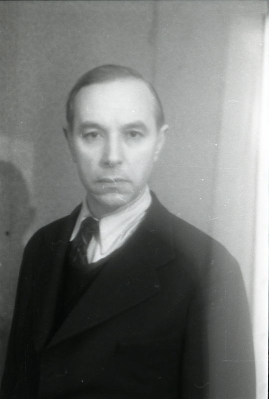 Kirjandusteadlane, luuletaja, slaavi ja balti filoloogia kateedri vanemõpetaja ning dotsent (1944-47) Valmar Adams
