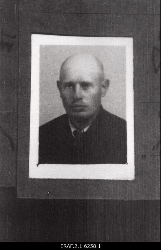 Johannes Hiienurm (Jüri poeg, sünd. 1885.a). NLKP liige nov. 1940. Oli Kuivajõe vallavanem 1940, hiljem 1941.a sama valla täitevkomitee esimees. Mõrvati 1941.a juulis. Portree.